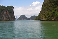 Photo des îlots thaïlandais de Phang Nga, illustrant la partie aquatiques des décors de Kashyyyk.