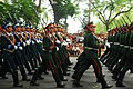 操中国式扛枪齐步的越南人民军三军仪仗队