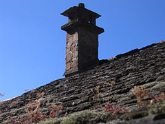 Toit de lauzes recouvert de lichens.