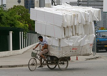 Triporteur lourdement chargé dans une rue de Shanghai, en Chine. (définition réelle 2 484 × 1 761)