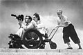 1936年夏季奥林匹克运动会中的莱尼·里芬斯塔尔（摄影师身后）（摘自納粹德國）
