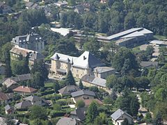 Vue générale du château des Comtes de Challes.