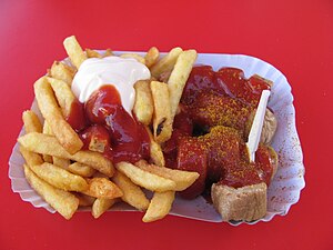 Currywurst mit Pommes rot/weiß