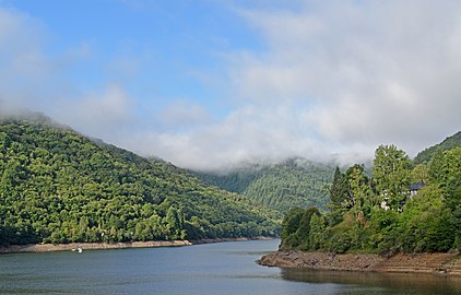 Die Dordogne am Pont de Chambon im Département Cantal