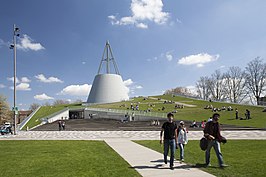 Ingang van de huidige bibliotheek, gezien vanaf het Prometheusplein