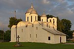 Beyaz cepheli ve metal kaplı kubbeli eski bir Ortodoks kilisesi