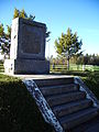 Taastatud monument Laidoneri sünnitalu kohal Vardja külas (2005)