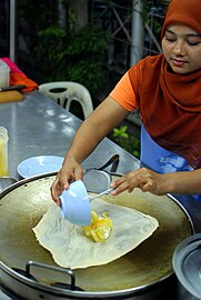 Bereiding van roti kluai khai in Chiang Mai Thailand