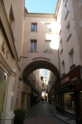 Rua comercial coberta de Carpentras