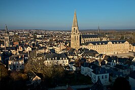 Gezicht op de stad met de voormalige Abbaye de la Trinité