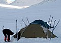 冬季に雪原にテントを設営し行うキャンプ（スウェーデンにて）