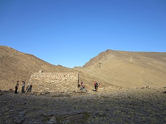 Beagsteiga voa'm unbewiatschoftdn Refugio de la Caldera (3065 m). Deitli z'eakenna san de Routn iwa de Westflanke af'n Gipfe, Septemba 2011.