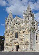 La catedral de Angulema muestra una fachada torreada que da poca indicación de la forma del edificio y es típica del sur de Francia.