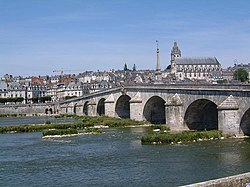 Puent sobre o río Loira, en Blois