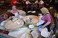 Turkse vrouwen maken Yufka (platbrood)