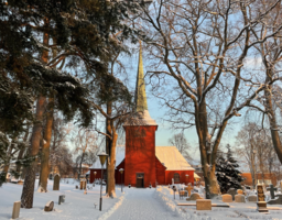 Karlskoga kyrka i vinterskrud.