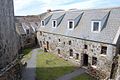 Vu de l'est (de gauche à droite) : un angle du donjon, un angle des cuisines avec devant un des deux anciens puits, Tanist House ainsi que Marion of the Head's Addition et Great Hall accolés.