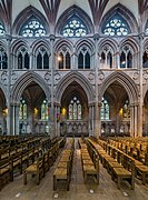 Fenêtres hautes en forme de triangles de Reuleaux dans la nef de la Cathédrale de Lichfield.