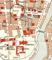 Torvet før og etter byggingen av Harmonien. Til venstre: utsnitt fra Cicignons plan (1681). Til høyre: bykart med Harmonien, markert som nr. 32 (1898) Nord er opp på kartet