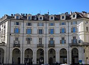 Palazzo all'angolo di piazza Vittorio con via Po