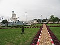 Place Kwabo ou la Bienvenue à Cotonou, vue de l'arrière