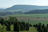 Blick vom Hang des Neuberg vorbei am Dorf Wiesenthal ostwärts zum Nebelberg