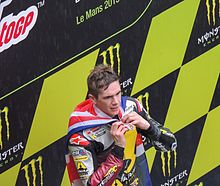 Photographie présentant Scott Redding sur le podium après sa victoire dans la catégorie Moto 2.