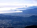 丹沢山地より見た半島東部。写真右上の膨らんだ箇所が大室山。伊豆東部火山群の活動で緩やかな地形ができている