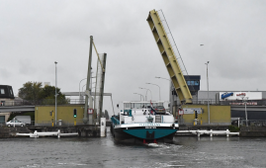 Een schip vaart onder de kleine boudewijnbrug en de Boudewijnbrug zelf.