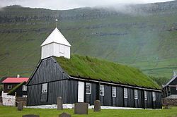 A velha igreja de madeira em Norðragøta