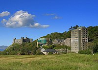 Harlech ikastetxea, atzekaldean Harlech gaztelua dagoelarik