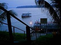 Le port de passagers de Porto Velho, à la nuit tombante.