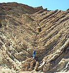 Synklinal på den nedre parkeringsplatsen i Calico Ghost Town; den formbara vikningen är vid basen och den spröda är ovanför.