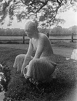 Hurkende vrouw met kruik, tijdens Sonsbeek '52