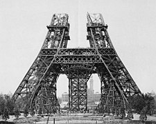 15 de maio de 1888, montaxe dos piares por encima do primeiro andar.
