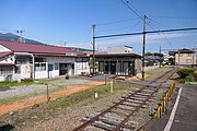 駅舎（ホーム側より。中央の建物はトイレ）