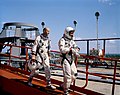 Schirra (v popredí) a Stafford opúšťajú štartovaciu rampu po zrušení letu Gemini VI, 25. október 1965
