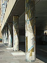 Am Marktplatz: Die geschmückten Säulen tragen eine offene Halle, durch die man in den Schmuckhof gelangt.