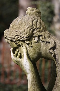 Statue allégorique en marbre représentant la Douleur, par François Milhomme, vers 1815-1816, détail d'un tombeau du cimetière du Père-Lachaise, Paris. (définition réelle 3 456 × 5 184)