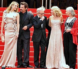 Lucy Punchová, Josh Brolin, Woody Allen, Naomi Wattsová a Gemma Jonesová na premiéře v Cannes 2010