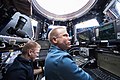 Astronauci Timothy Kopra i Timothy Peake w module Cupola sterują Canadarm2 przyciągając Cygnusa S.S. Rick Husband do portu cumowniczego