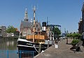 Maassluis, Schlepper (de Furie) mit Kirche (de Groote Kerk)