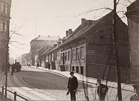 Nedre Vollgate sett fra Wessels plass i 1885. Husene på høyre side ble revet to år senere for å gi plass til Frimurerlosjen. Foto: L. Szacinski (firmaet) / Oslo Museum