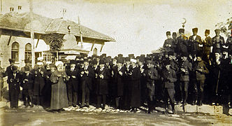 Atatürk ve diğer 1. TBMM üyeleri meclisin önünde dua ederken, 1920