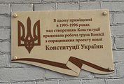 Дошка по вул. Саксаганського, 41 на вході до юридичного агентства «Лавринович і партнери»