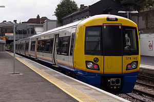 A London Overground Kelas 378 train at Willesden Junction