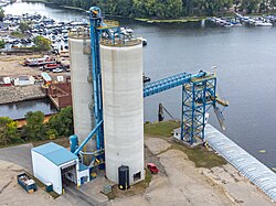 alt=Cargill grain elevator, Campbell, Wisconsin Cylindrical Concrete Elevator- The Peavey-Haglin Elevator Design