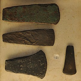 Hacha plana de cobre de Genicera (centro) del 2.300 - 2.000 a.C.