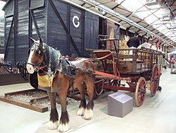 鉄道車から荷馬車への積み替え（英国スウィンドン蒸気博物館）