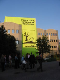 IMG 2641 Greenpeace demonstration Loreal september 11 2006 Alphen aan den Rijn.JPG